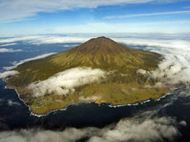Imaginea articolului Cea mai izolată insulă din lume. Cum puteţi vizita acest loc - GALERIE FOTO