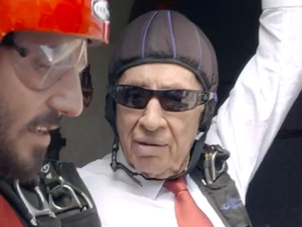 Imaginea articolului Shimon Peres, paraşutist şi agent de pază la 91 de ani. Fostul preşedinte israelian îşi prezintă abilităţile profesionale - VIDEO