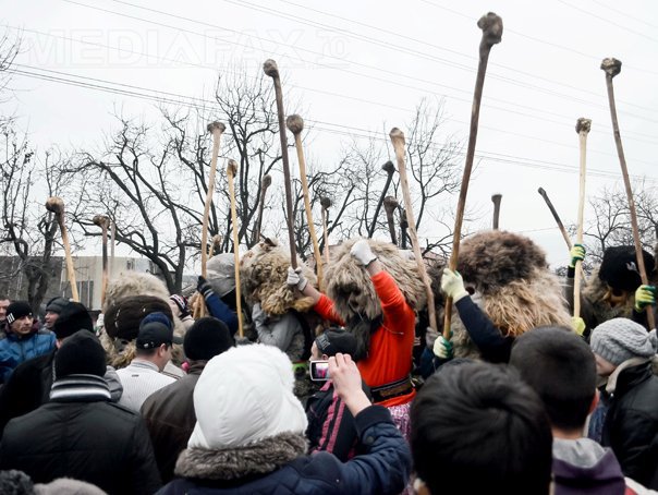 Imaginea articolului Confruntarea cetelor de mascaţi de la Ruginoasa, fără incidente. Participanţii au renunţat la bâte