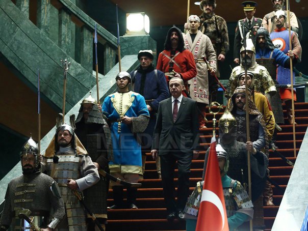 Imaginea articolului Primire inedită la Ankara: Erdogan trezeşte amintirile imperiale turce într-o ceremonie oficială - FOTO