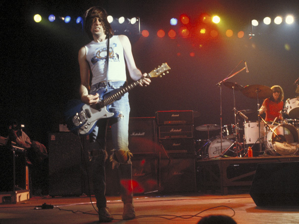 Imaginea articolului O chitară care i-a aparţinut rockerului Johnny Ramone, vândută la licitaţie pentru 72.000 de dolari