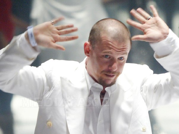 Imaginea articolului Alexander McQueen intenţiona să se sinucidă pe podium, potrivit unei noi biografii