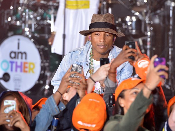 Imaginea articolului Pharrell Williams va scrie patru cărţi pentru copii, prima fiind inspirată de melodia sa "Happy" - VIDEO