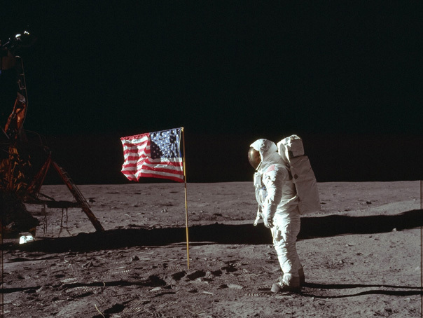 Imaginea articolului Primul selfie realizat în spaţiu, scos la licitaţie, alături de sute de fotografii ale NASA