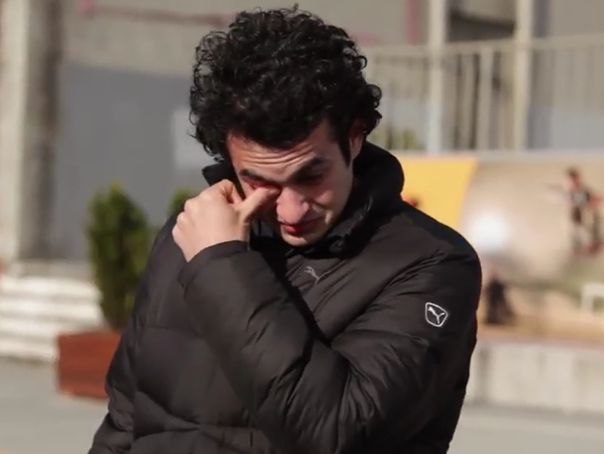 Imaginea articolului Reclamă şi experiment social emoţionant: Mai mulţi oameni au învăţat limbajul semnelor pentru a-i face o surpriză unui bărbat surd - VIDEO