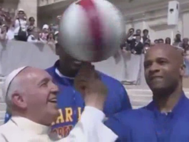 Imaginea articolului Papa Francisc a învăţat să învârtă mingea de baschet pe deget - FOTO, VIDEO