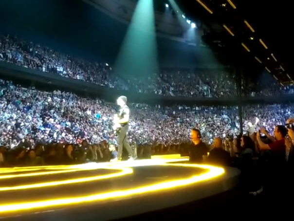Imaginea articolului Chitaristul trupei U2 a căzut de pe scenă în timpul concertului din Vancouver - VIDEO