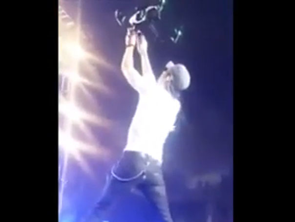 Imaginea articolului Enrique Iglesias s-a rănit în timpul unui concert. Artistul a continuat să cânte - FOTO, VIDEO