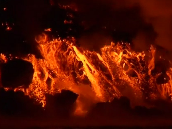 Imaginea articolului Imagini SPECTACULOASE din Galapagos: Râuri de lavă se scurg în ocean, după o erupţie vulcanică – VIDEO
