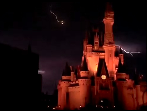 Imaginea articolului Spectacol magic: Imagini surprinzătoare într-un parc Disney - VIDEO