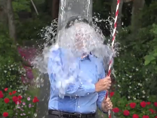 Imaginea articolului "Ice Bucket Challenge", după un an: Ce s-a întâmplat cu banii strânşi pentru lupta împotriva maladiei ALS - VIDEO