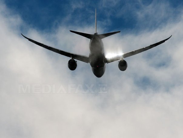 Imaginea articolului Obiect zburător neidentificat, surprins deasupra unui avion la scurt timp după decolare - FOTO, VIDEO