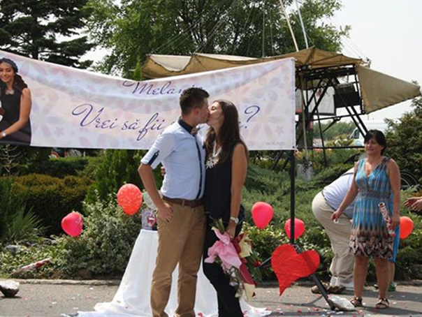Imaginea articolului Tânără cerută în căsătorie pe aeroportul din Timişoara, cu covor alb, prăjituri, baloane şi fotografii - GALERIE FOTO