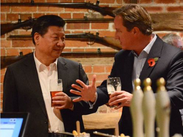 Imaginea articolului David Cameron şi Xi Jinping au băut o bere în cinstea relaţiilor "de aur", la un pub din Anglia - VIDEO