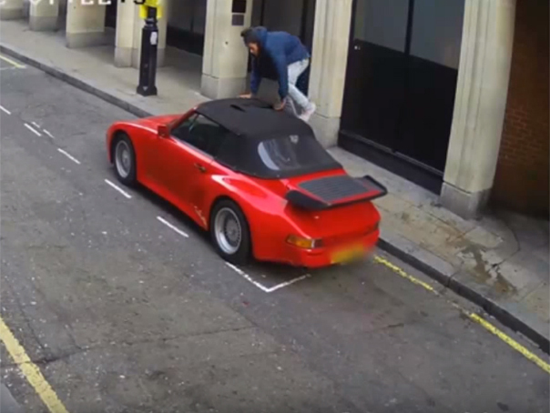 Imaginea articolului Viaţa bate filmul: Un hoţ din Marea Britanie a încercat să fure două automobile Porsche în doar 20 de minute - VIDEO 