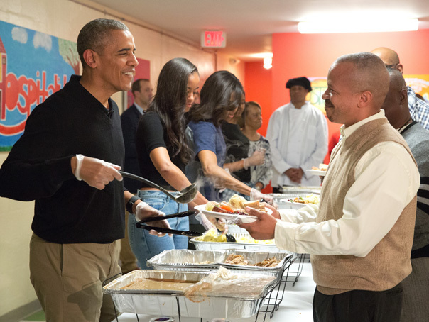 Imaginea articolului Americanii sărbătoresc Ziua Recunoştinţei: Barack Obama a servit cina tradiţională veteranilor de război - GALERIE FOTO, VIDEO