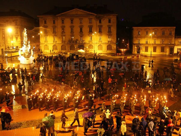 Imaginea articolului Ceremonie INEDITĂ la Timişoara: Militari, jandarmi şi pompieri au participat la tradiţionala retragere cu torţe în centrul oraşului - FOTO