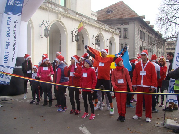 Imaginea articolului Constănţeni costumaţi în Moş Crăciun au alergat pentru a promova practicarea sportului - FOTO