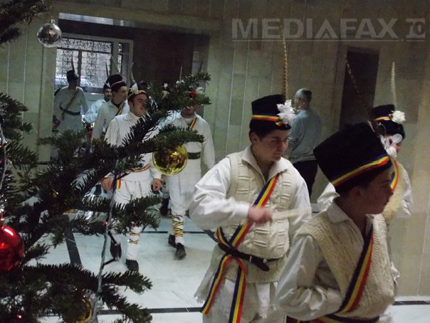 Imaginea articolului Colindul dubaşilor din Ţara Făgetului, unul din cele mai vechi obiceiuri de Crăciun din Banat - GALERIE FOTO, VIDEO 