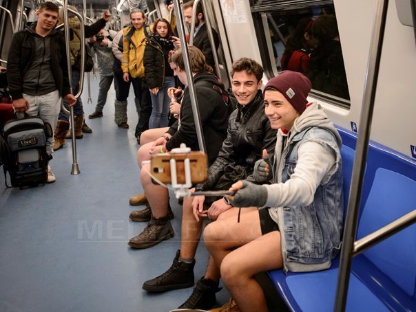 Imaginea articolului Evenimentul "Fără pantaloni la metrou" a atras mai puţini bucureşteni decât anul trecut - FOTO
