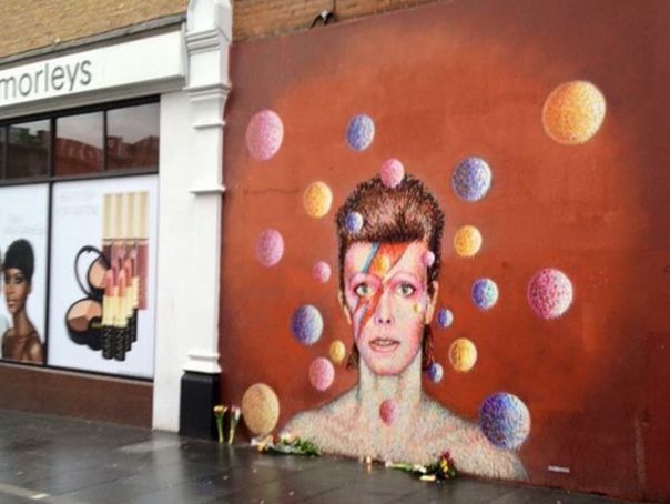 Imaginea articolului OMAGIU pentru David Bowie, la Londra: Sute de persoane au participat la o petrecere de stradă - VIDEO