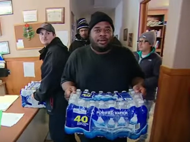 Imaginea articolului Sean Combs, Mark Wahlberg, Eminem şi Wiz Khalifa au donat un milion de sticle cu apă pentru locuitorii oraşului Flint - VIDEO