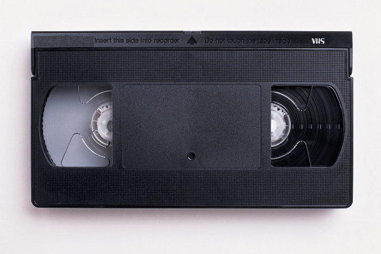 Imaginea articolului Un bărbat a fost reţinut de poliţie pentru că nu a returnat o casetă VHS închiriată acum 14 ani