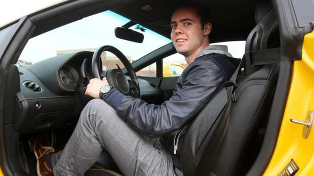 Imaginea articolului Tânărul de 21 de ani care câştigă 1.000 de dolari pe zi conducând maşini