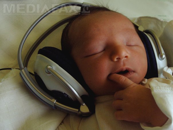 Imaginea articolului Studiu: Muzica ajută bebeluşii să dezvolte capacitatea de învăţare a instrumentelor muzicale