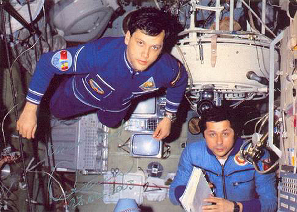 Imaginea articolului Evenimente dedicate împlinirii a 35 de ani de la zborul primului român în spaţiul cosmic. Dumitru Prunariu: "Lumea este mult schimbată faţă de momentul startului meu spre înălţimi"