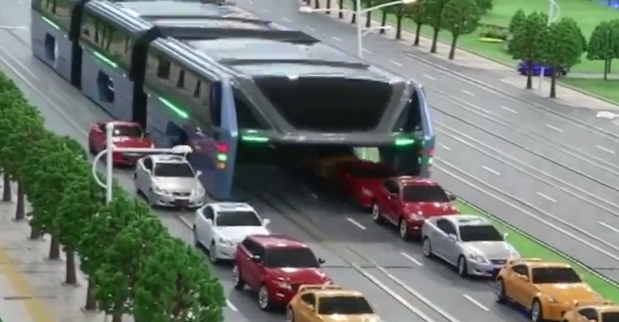 Imaginea articolului Mega autobuzul chinezesc permite automobilelor să circule sub el - VIDEO 