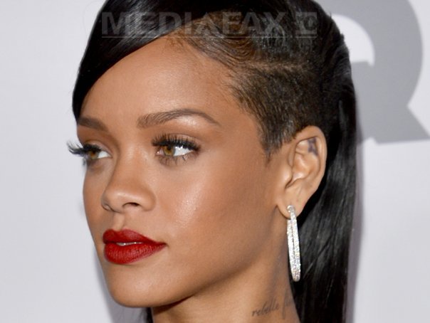 Imaginea articolului Rihanna a creat ochelari de soare, model avangardist inspirat din Star Trek, pentru Dior - FOTO