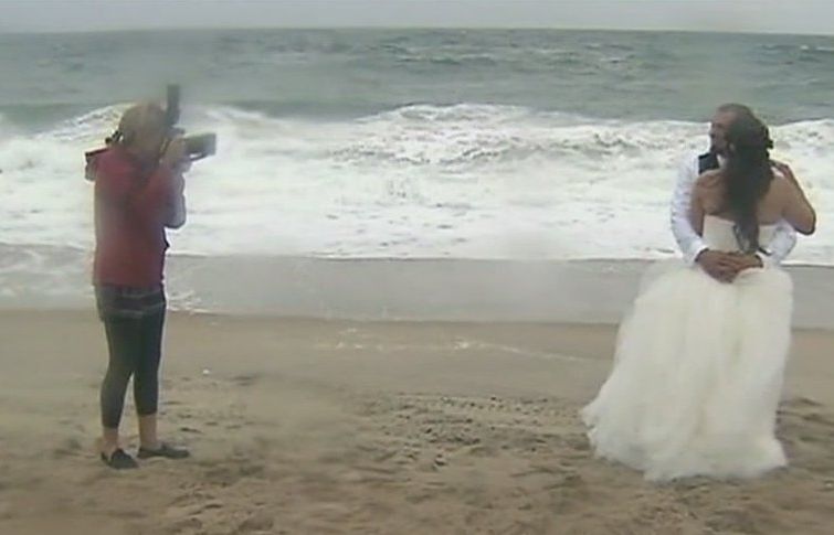 Imaginea articolului Fotografii de nuntă, în mijlocul uraganului. Ce au făcut mirii când s-a apropiat de ei temuta furtună Hermine - VIDEO