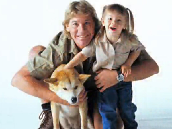 Imaginea articolului Bindi Irwin îşi onorează tatăl, Steve Irwin, vânătorul de crocodili: 10 ani de la dispariţia sa
