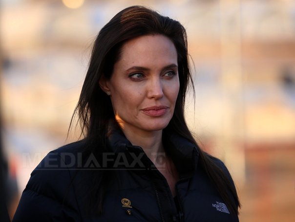 Imaginea articolului Actriţa Angelina Jolie o va juca pe eroina de război Mary Jennings Hegar în drama "Shoot Like a Girl"