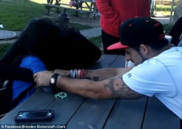 Imaginea articolului DRAMATIC. A filmat momentul în care îi spune fiului că mama sa a murit din cauza drogurilor: "Vă rog să cereţi ajutor. Copiii voştri nu trebuie să sufere" - VIDEO