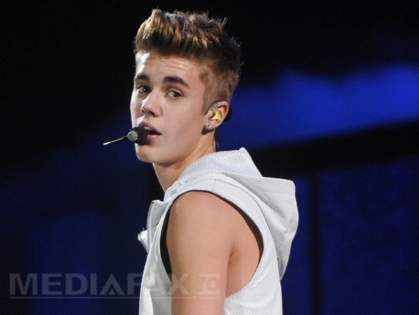 Imaginea articolului Justin Bieber ar fi lovit cu pumnul un fan care încerca să se apropie de maşina artistului - VIDEO 