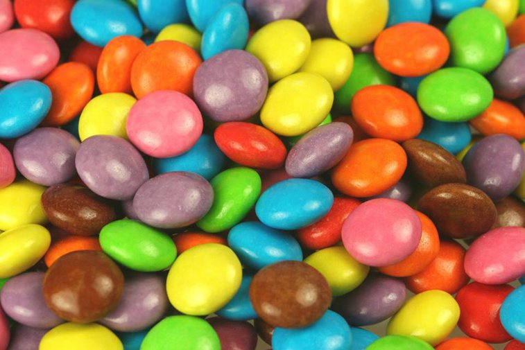 Imaginea articolului Motivul neaşteptat pentru care pachetele de Skittles conţin predominant bomboane de culoare galbenă - VIDEO