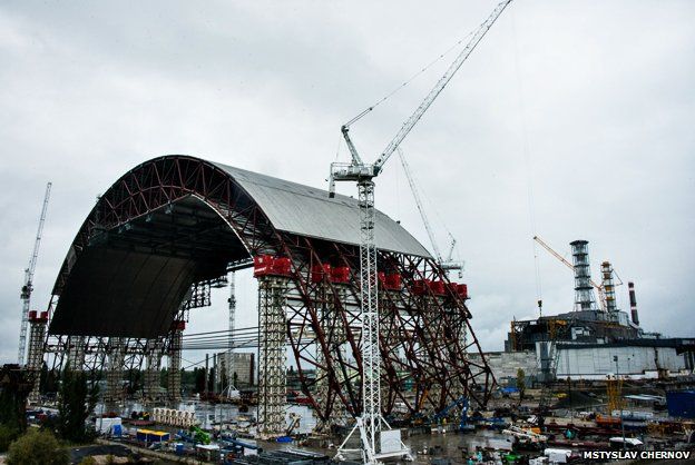 Imaginea articolului Cum arată noul dom de oţel al reactorului avariat de la centrala nucleară de la Cernobîl. E mai înalt decât Statuia Libertăţii şi de 3 ori mai greu decât Turnul Eiffel - FOTO, VIDEO