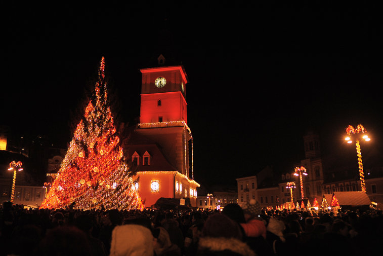Imaginea articolului Câteva mii de persoane au asistat la aprinderea luminilor de sărbători din Braşov