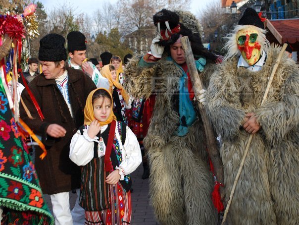 Imaginea articolului Capre, urşi şi vălărete, tradiţii milenare la Vaslui/ Obiceiuri şi festival al tradiţiilor de Crăciun, în zona Braşovului

