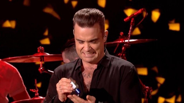 Imaginea articolului VIDEO Robbie Williams şi-a supărat fanii de Revelion: În timpul concertului de Anul nou s-a dat cu gel antibacterian, imediat după ce a dat mâna cu publicul 