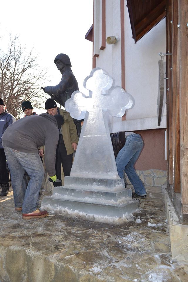 Imaginea articolului FOTO Cruci de gheaţă montate în faţa unor biserici din Suceava, înaintea Bobotezei 