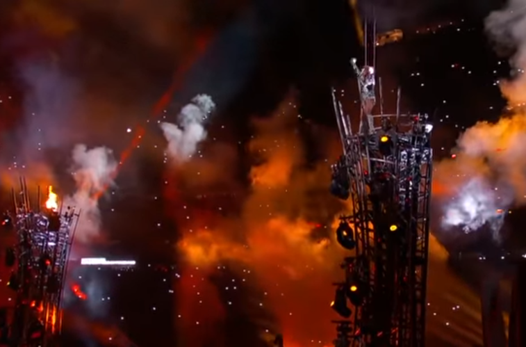 Imaginea articolului VIDEO Super Bowl: Lady Gaga a plonjat de pe acoperişul unui stadion şi s-a scăldat în lumina dronelor