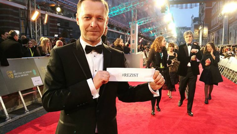 Imaginea articolului FOTO #Rezist, mesajul actorului Levente Molnár pentru românii care protestează, pe covorul roşu al premiilor BAFTA