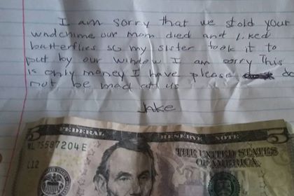 Imaginea articolului Mesajul emoţionant lăsat de un hoţ femeii de la care a furat: "Îmi pare rău. Sper sa nu te superi pe noi". Răspunsul neaşteptat al acesteia