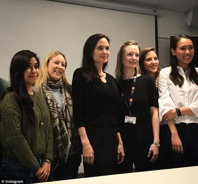 Imaginea articolului GALERIE FOTO, VIDEO Angelina Jolie, emoţii la predarea primului său curs postuniversitar 