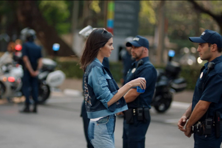 Imaginea articolului VIDEO Controversă pe tema unei reclame la Pepsi. Videoclipul redă o situaţie din timpul unor proteste anti-rasism 