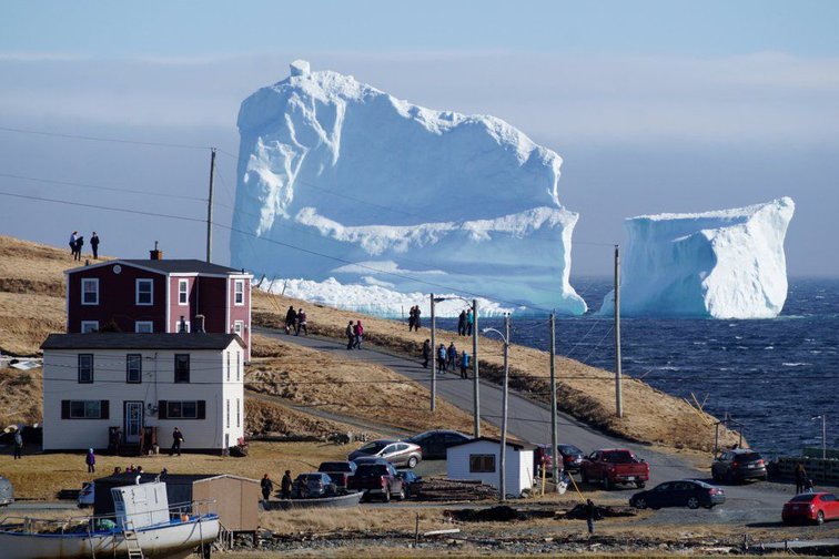 Imaginea articolului FOTO, VIDEO Un iceberg, mai înalt decât cel care a scufundat Titanicul, este cel mai nou obiectiv turistic din Canada. Toată lumea vrea poze cu el
