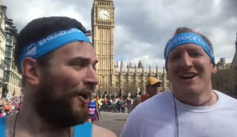 Imaginea articolului VIDEO Prietenia care schimbă vieţi. Un bărbat cu tendinţe sinucigaşe, a reuşit să termine un maraton alături de străinul care l-a convins în 2008 să nu se arunce de pe pod